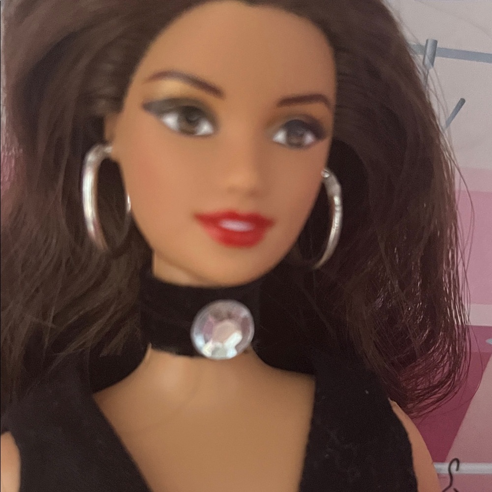 Barbie with Elegant Black Dress, necklace, earrings and matching shoes! - Picture 5 of 7